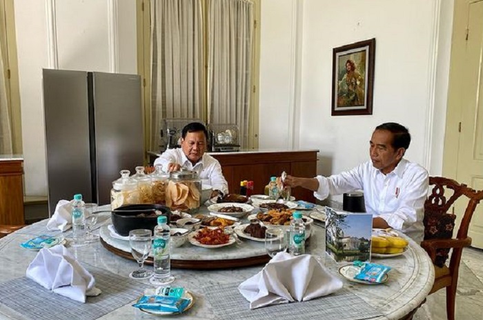 Presiden RI Jokowi dan Menteri Pertahanan Prabowo Subianto makan siang Bareng. (Instagram.com/@prabowo) 
