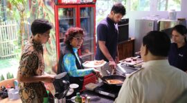 Menteri Pertahanan RI, Prabowo Subianto mencicipi masakan khas buatan mantan Menteri Kelautan dan Perikanan. (Facbook.com/@Prabowo Subianto)
