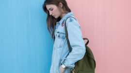 Warna dapat menjadi alat ekspresi diri yang kuat dalam berbusana. (Pixabay/StockSnap)  