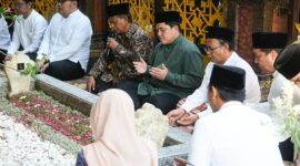 Menteri BUMN Erick Thohir melakukan kegiatan ziarah dan doa ke makam pendiri Nahdlatul Ulama (NU). (Facbook.com/@Erick Thohir)