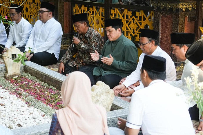 Menteri BUMN Erick Thohir melakukan kegiatan ziarah dan doa ke makam pendiri Nahdlatul Ulama (NU). (Facbook.com/@Erick Thohir)