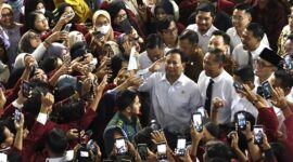 Ketua Umum Partai Gerindra Prabowo Subianto saat bersama Masyarakat. (Facbook.com/@Prabowo Subianto)
