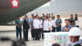 Menteri Pertahanan Prabowo Subianto mendampingi Presiden Joko Widodo (Jokowi) melepas bantuan kemanusiaan Indonesia untuk Palestina di Lanud Halim Perdanakusuma. (Dok. Tim Media Prabowo Subianto)  