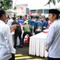 Presiden Jokowi menyaksikan penyerahan bantuan paket sembako bagi masyarakat di sekitar Kompleks Istana Kepresidenan Bogor. (Dok. Setkab.go.id)  