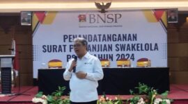 Badan Nasional Sertifikasi Profesi (BNSP) telah melaksanakan penandatanganan Surat Perjanjian Swakelola Program Sertifikasi Kompetensi Kerja (PSKK) di Grand Mercure Hotel Yogyakarta (22/5/24). (Doc.BNSP)