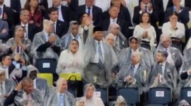 Menteri Pertahanan RI sekaligus Presiden terpilih Prabowo Subianto, lambaikan tangan dan beri semangat ke arah para atlet dan kontingen Indonesia saat menghadiri acara pembukaan Olimpiade Paris 2024. (Dok. Tim Media Prabowo Subianto)