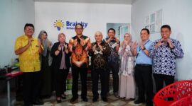 Deputi Penganekaragaman Konsumsi dan Keamanan Pangan Bapanas, Andriko Noto Susanto saat melakukan kunjungan ke UMKM pangan lokal di Medan. (Dok. Tim Komunikasi Bapanas)