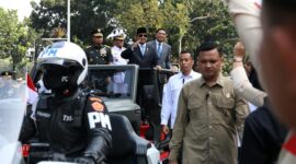 Presiden RI ke-8 Prabowo Subianto menaiki kendaraan Maung bersama Menteri Pertahanan Sjafrie Sjamsoeddin. (Dok. Tim Meida Prabowo)