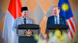 Presiden Republik Indonesia, Prabowo Subianto, Bersama Perdana Menteri Malaysia, Anwar Ibrahim. (Dok. Ppid.setkab.go.id)