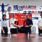 Photo&nbsp;of&nbsp;the&nbsp;two&nbsp;parties&nbsp;signing&nbsp;the&nbsp;agreement